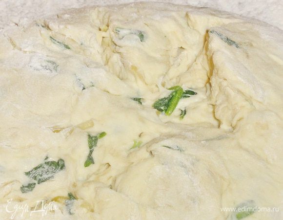 Соберите концы теста  к середине так, чтобы у вас получился шар. Можно сделать рулет и выпекать в прямоугольной форме для хлеба. У меня была форма круглая. Поверхность теста присыпьте мукой.