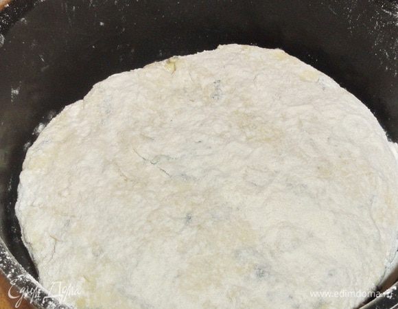 Дайте тесту подойти минут 40. Когда оно поднимется поставьте выпекать в разогретую  до 180 гр. духовку на 45 минут