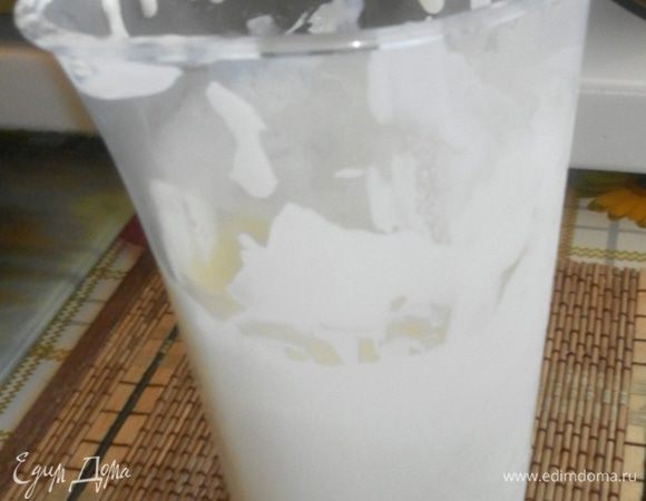 Крем. Сметану взбить миксером/блендером с сахаром. Сразу поставить в холодильник.  Для того, чтобы крем получился нежным, сметану необходимо взбивать холодной. Я кладу её на 5 минут в морозильную камеру.