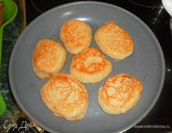 Обжариваем оладушки с каждой стороны до золотистого цвета. Жарятся они очень быстро. И вот какие пышные)