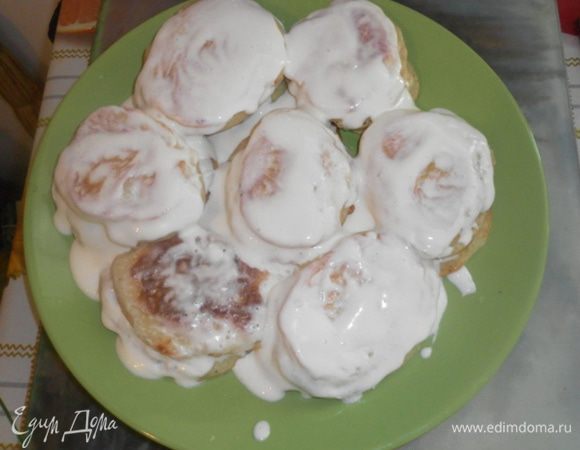 Выкладываем на тарелку оладушки, на каждую по столовой ложке крема. И так слоями по кругу, чтобы низ верхней оладушки тоже пропитался))
Я люблю холодные, поэтому жду пока остынут) Если,конечно, они "доживают" до этого момента)
Приятного аппетита !!!