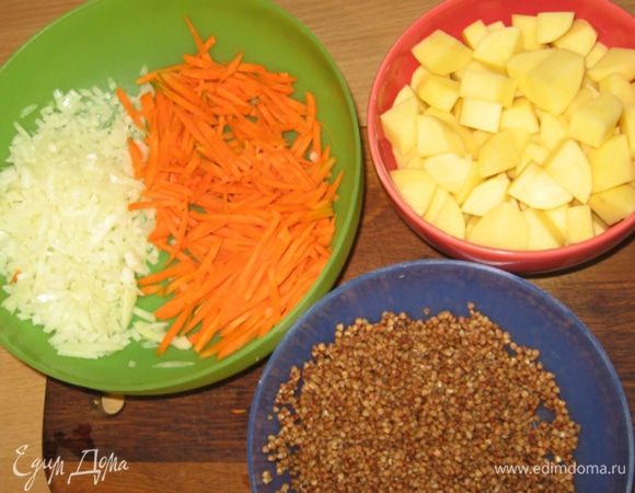 Пока варится бульон, если таковой у вас не имеется в готовом виде заранее припасенный аккурат для супа, подготовим овощи: лук и картофель нарезаем кубиками, морковь соломкой, грибы небольшими кусочками, а гречку промываем.