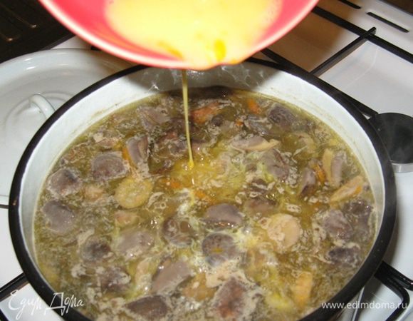 Как только картофель сварился, остается последний штрих: мой штрих к супу - яичные хлопья: взбиваем яйцо с парой ложек бульона и, устроив в супе водоворот, тонкой струйкой его (яйцо) вливаем и выключаем газ. Заключительный момент - петрушка. Все. Приятного аппетита :)