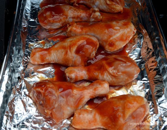 Разогреем духовку до 230 гр или гриль.Выложим на противень фольгу.
Окунаем кусочки курицы в блюдо,где  у нас соус и выкладываем на приготовленный противень.Выпекаем до готовности.В процессе переворачиваем.