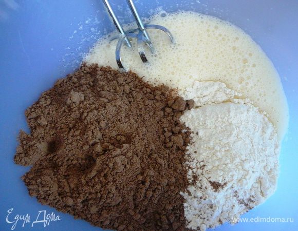 Добавить черёмуховую и пшеничную муку, разрыхлитель.  Перемешать.