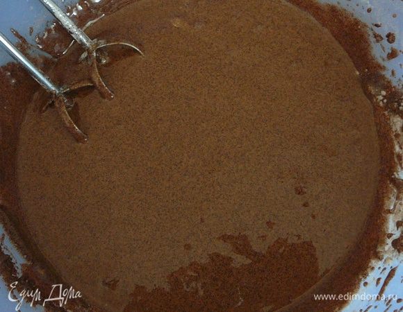 Продолжая взбивать, медленно ввести молоко,  дать массе немного постоять.