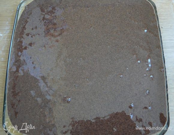 Тесто разделить на 2 части, влить в смазанные маслом формы и выпекать до готовности при температуре 180 градусов. Готовые остывшие коржи разрезать острым длинным ножом вдоль на 2 части.