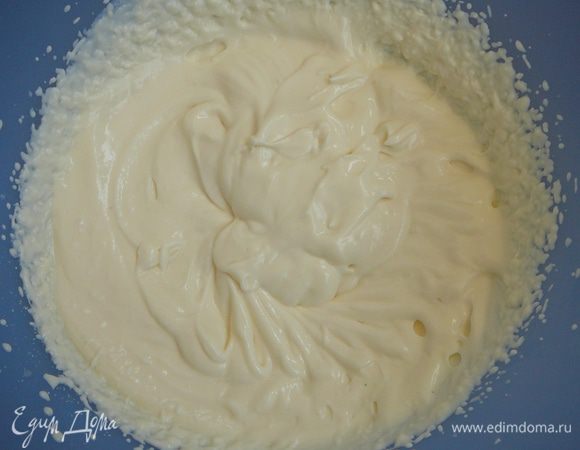 Для крема хорошо взбить сметану с сахаром до получения пышной массы. Коржи обильно смазать кремом и соединить.