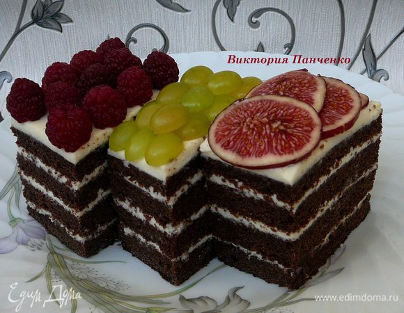 Когда пирог настоится (я оставляла на ночь в холодильнике), разрезать его на пирожные и украсить фруктами.