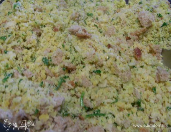 Измельчаем в фудпроцессоре нут, перцы чили/Айвар, петрушку в однородную массу. 
