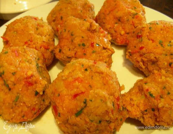 Перекладываем ее в удобную чашу, добавляем хлебные крошки и яйцо, соль, перец. Все перемешиваем. Формируем бургеры. В оригинале получилось 4, у меня побольше, так как я взяла нута несколько больше. 
