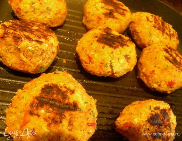 На большой сковороде или сковороде-гриль разогреваем масло и обжариваем наши бургеры на среднем огне по 3-4 минуты с каждой стороны. 