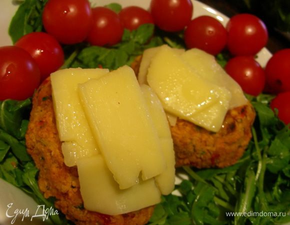 Выкладываем их на булочку, слегка поливаем кетчупом/горчицей/майонезом и подаем. Я их подавала с рукколой и помидорками черри.  Приятного аппетита)