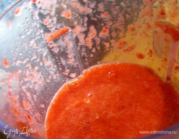 Клубнику моем, сушим и в блендере превращаем в пюре вместе с половиной коричневого сахара, 1 ст.л. ликера и лимонным соком.
