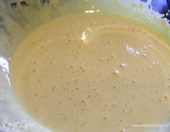 Желтки со второй половиной сахара взбиваем на водяной бане до посветления. Затем снимаем с бани и ставим чашу  на лед, продолжая взбивать, пока масса не остынет до комнатной теппературы. (я взбивала и там и там минут по 5).
