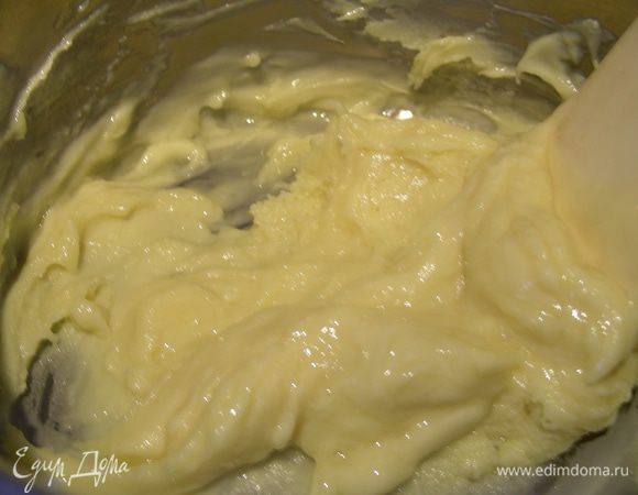 Шоколад аккуратно растапливаем на водяной бане, его важно не перегреть. добавляем к нему оставшийся ликер и перемешиваем.
