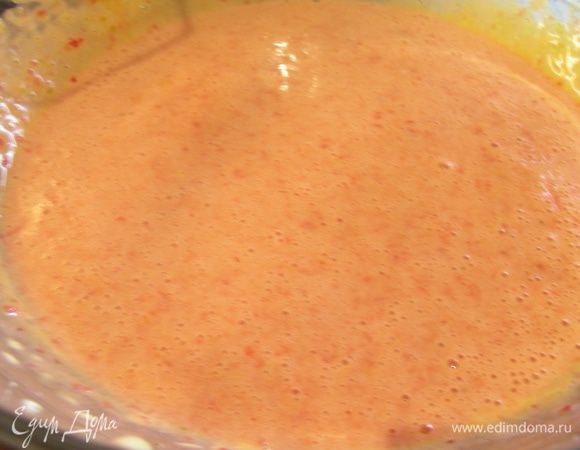 Добавляем шоколадную массу к желтковой и взбиваем миксером. Затем - клубничное пюре, и еще раз взбиваем. 
