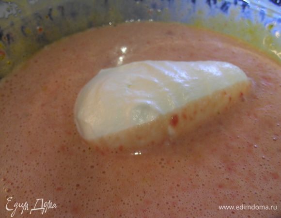 Очень холодные сливки взбиваем до мягких пиков и по частям аккуратно добавляем в нашу массу. 
