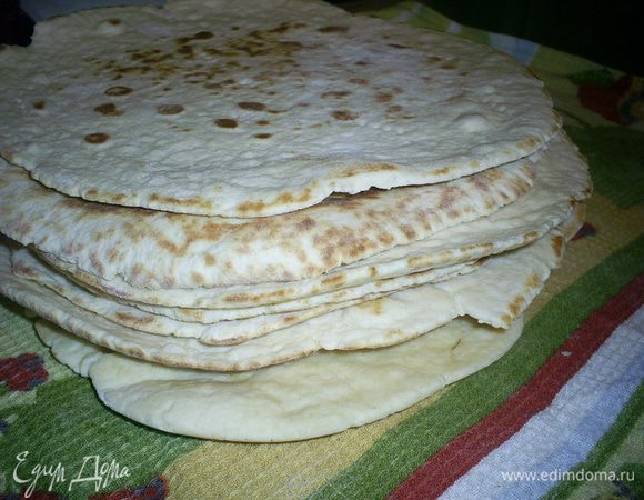 Выпекаем коржи по рецепту http://www.edimdoma.ru/retsepty/44575-tort-idealnyy-dlya-lenivyh-i-ochen-zanyatyh
Обрезаем все коржи по шаблону, обрезки сохраняем и измельчаем.