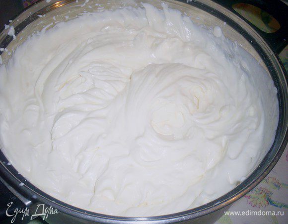 Пока коржи остывают взбиваем холодную сметану с сахаром и ванилином до растворения кристаллов сахара и до твердых пиков. Если последних добиться так и не удастся, не страшно, главное, чтоб сахар полностью растворился.