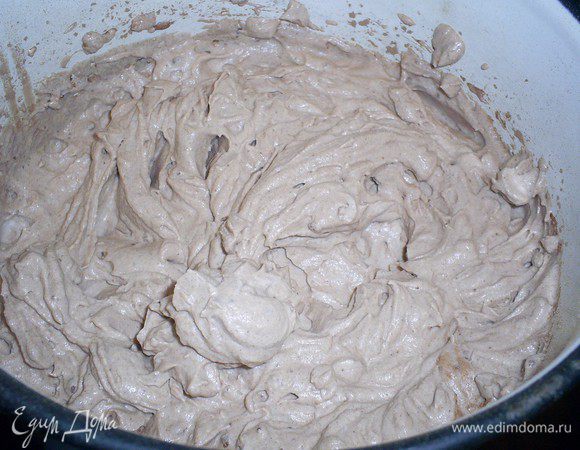 Дели крем на две части, в одну добавляем какао и взбиваем до однородности.