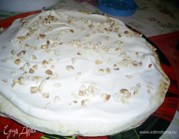 Сверху кладем следующий корж, смазываем белым кремом и посыпаем 1/3 частью орехов. У меня был арахис, но с грецкими вкуснее. Теперь продолжаем сборку, чередуя крема и начинки. 