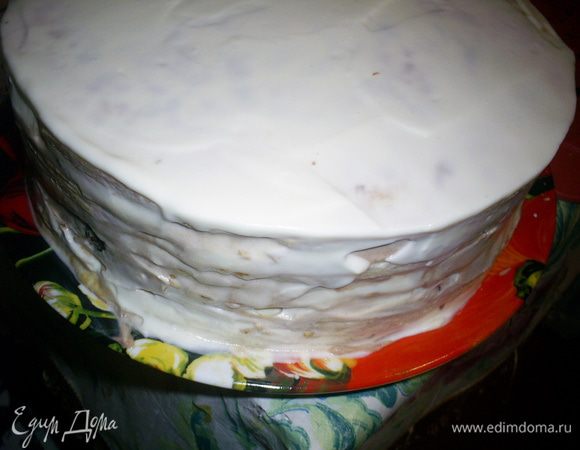 Если планируете украшать торт, то последний корж просто смазываем белым кремом и выравниваем поверхность. Бока торта обмазываем остатками белого крема.