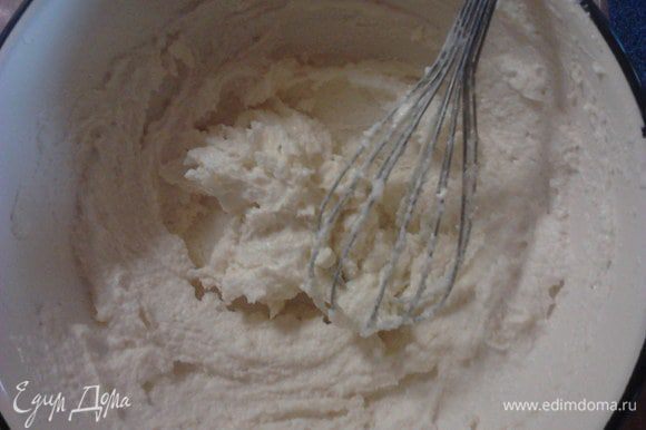Масло или маргарин взбить, добавляя постепенно сахар.