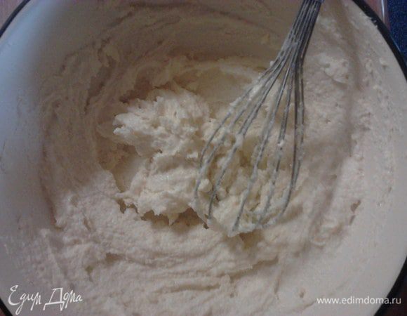 Масло или маргарин взбить, добавляя постепенно сахар.