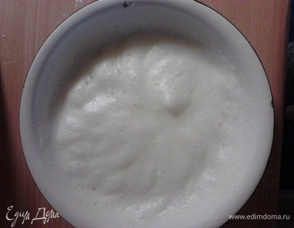Яичные белки взбить в отдельной посуде в крепкую пену