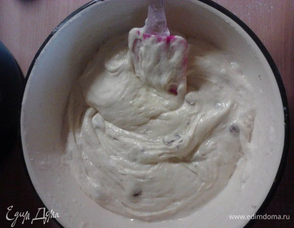 и слегка смешать с тестом.