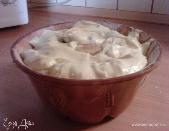 Подготовить форму для кекса: для этого смазать её сливочным маслом и посыпать мукой, выложить в неё тесто.