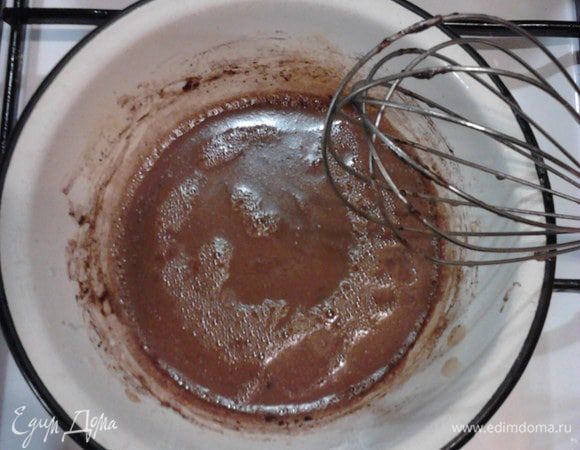 Пока кекс печется, готовим помадку: довести до кипения сливки, сливочное масло, сахар и какао. В готовую массу добавить тёртый миндаль.