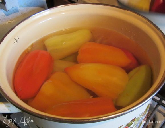 отварим рис и смешаем  с луком  с фаршем солим перчим
и наполняем перец