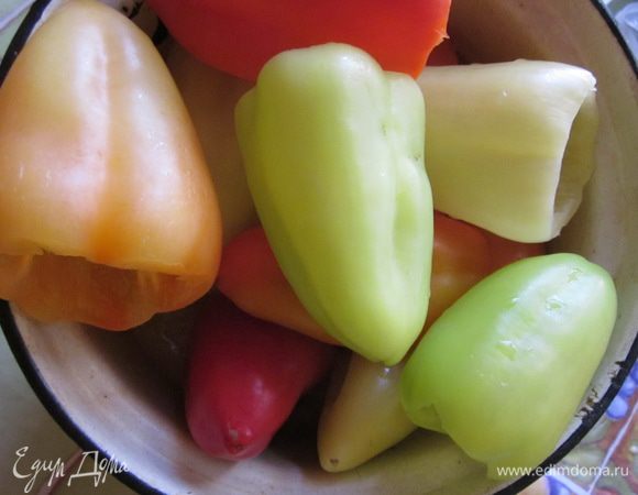 затем укладываем в казанок и заливаем подливом