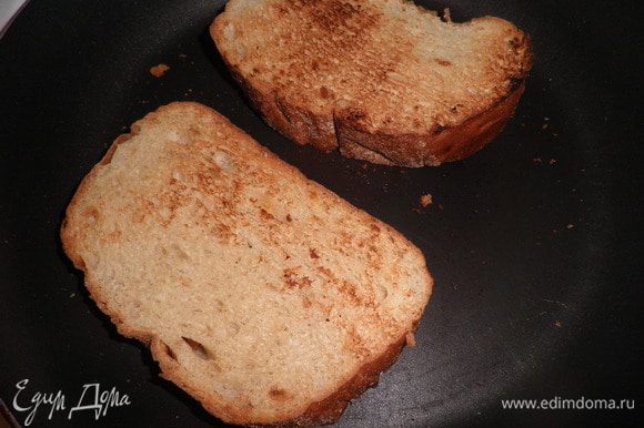 Хлеб слегка поджариваете на сухой сковородке или в духовке, можно на гриле. Когда хлеб поджариться, натрите его чесночком (в т.ч. и корочки)