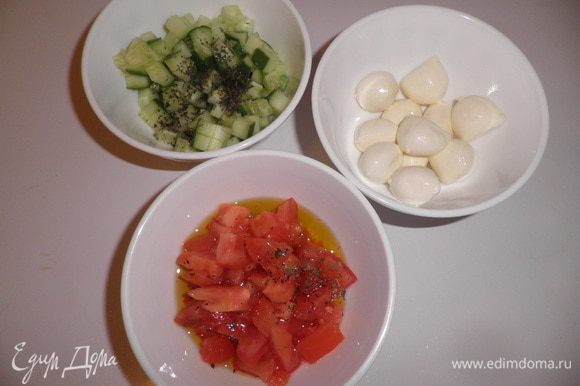 Огурцы, моцареллу и помидоры нарезаем на кубики. Овощи заправляем оливковым маслом и добавляем базилик, желательно свежий.