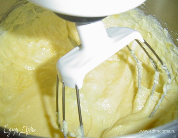 Размягченное масло взбиваем с сахаром до бела, а затем добавляем по одному яйцу не прекращая взбивать.