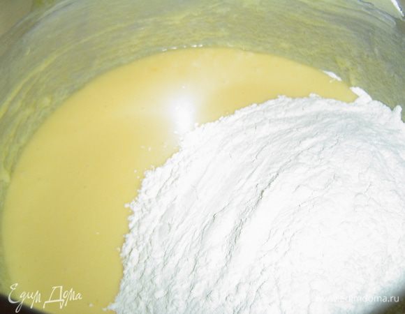 К полученной массе добавляем просеянные муку,разрыхлитель,ванилин, крахмал и замешиваем жидковатое тесто.