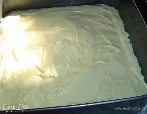 
Противень застилаем пищевой бумагой и на нее выкладываем тесто, разравниваем.
