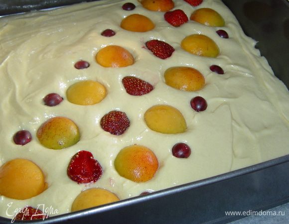 Сверху выкладываем абрикосы, клубнику, черную смородину и немного вдавливаем в тесто. Выпекаем при 180 гр. 35-40 минут.