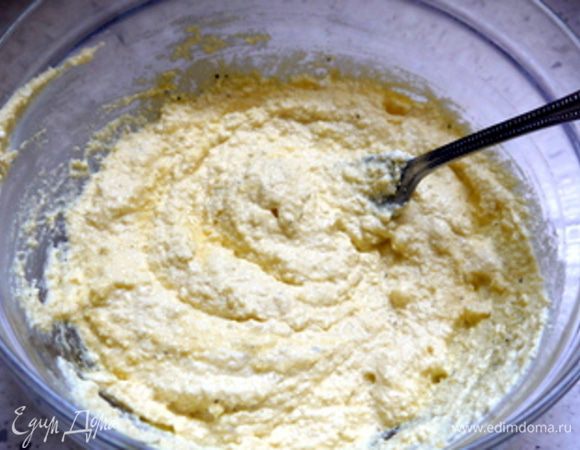 Полученную яичную массу перемешать с рикоттой.
