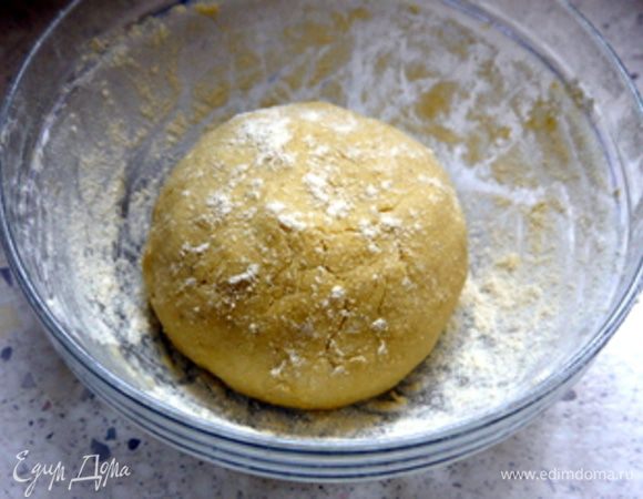 Добавить муку и замесить тесто. Дать ему постоять в холодильнике около часа.
