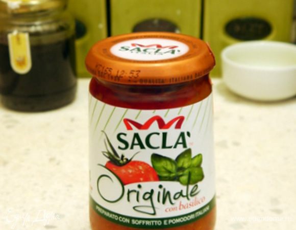 Нагреть в сковороде соус Saclà.