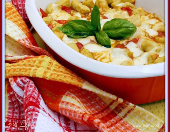 Перенести ньокки с соусом в форму для выпечки. Подмешать часть сыра к ньокки, а часть распределить по поверхности. Запекать при 200° около 5 минут или пока сыр не расплавится.
