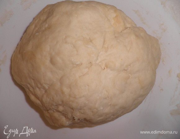 Первым делом готовим тесто. Смешиваем все продукты для теста  и замешиваем.Готовое тесто накрыть и оставить, дать ему подойти.