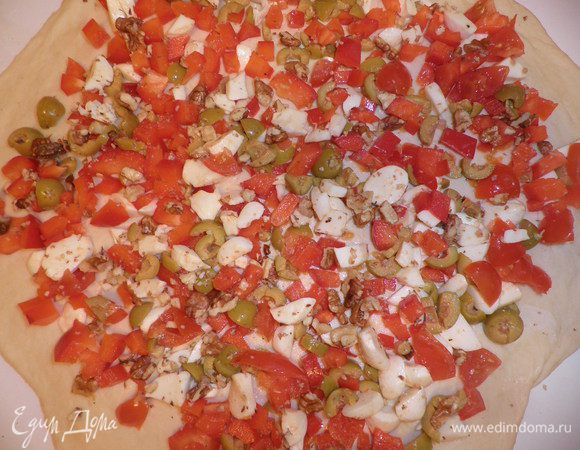 Пока тесто подходит ,приготовим начинку. Перец, оливки и сыр порезать. Орехи порубить или немного потолочь в ступке, но не очень мелко.Помидоры в оригинале должны быть выяленные,но у меня таких не оказалось поэтому в рецепте свежие.Раскатываем его в форме прямоугольника и выкладываем по всему тесту нашу начинку. Немного края оставляем без начинки (так удобнее будет сворачивать).