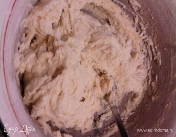 Основа: яйцо взбиваем с сахарной пудрой добела 5-7 мин. Не прекращая взбивать, добавляем размягченное сливочное масло, мед, сметану и небольшими порциями подсыпаем муку. В самом конце подмешиваем тертую лимонную цедру и гашеную соду.