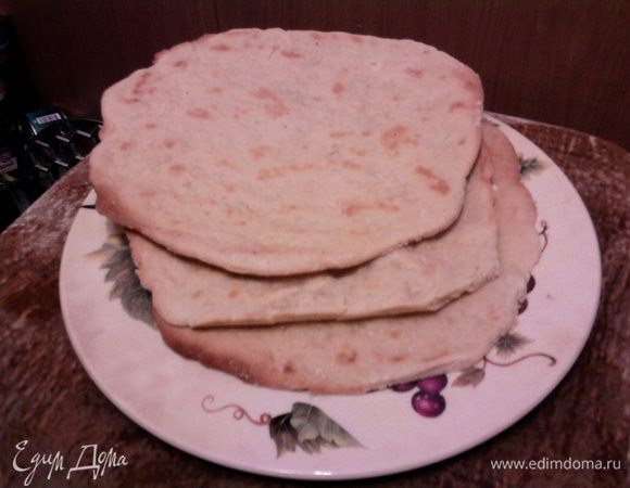 Разделяем тесто на 3 части, раскатываем и выпекаем в духовке, разогретой до 200 градусов, 10-12 мин.