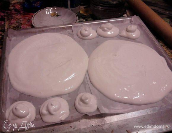 Безе: охлажденные белки перекладываем в чашу миксера и взбиваем несколько секунд. Небольшими порциями засыпаем сахар. Продолжаем взбивать еще около 10 мин. Готовый крем выкладываем на застеленный пергаментной бумагой противень.